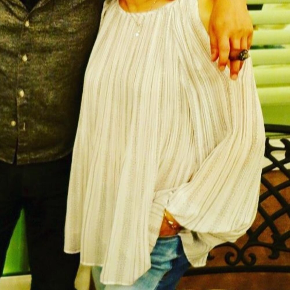 Fourteenth Place SZ-S Fine Pleats Chiffon-Like Blouse *Cold Shoulder*